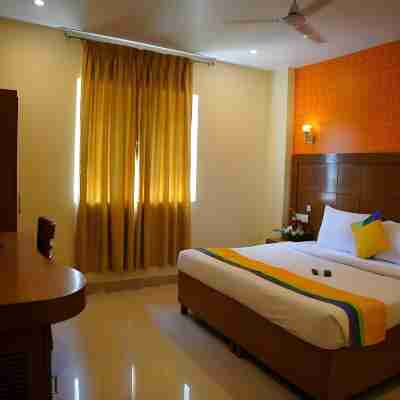 Blossoms Room Hotel Holidays Inn Plaza- Free One Meal Rooms