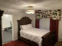 Stately home conveniently located in the city with a riverfront view! West Virginia State University Economic Development Center 주변 호텔