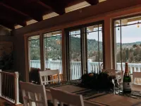 Charming Retreat with Stunning Lake Views. Ξενοδοχεία στην πόλη Crestline