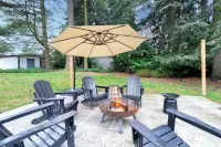 Tremendous 4-bedroom Forest Retreat with Firepit, BBQ Hotel dekat Richmond Beach Community Park