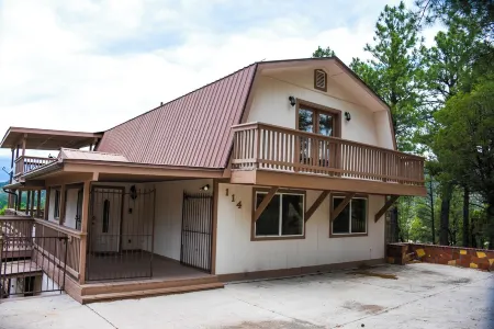 Panoramic view of Sierra Blanca and a few minutes from downtown Ruidoso.