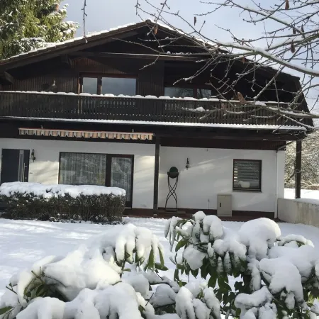 Separate, Comfortable House for 6-8 Guests - 3 Bedrooms, 3 Bathrooms