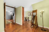 Charming 2-bedroom bungalow with WiFi, AC in Hazel Park