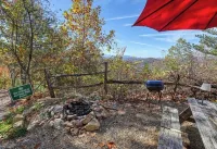 Rustic Mountain Escape: Stunning Views, Private Hot Tub & Grill.