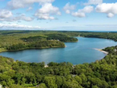 WOW View! Waterfront Cottage. Private Beach, King Bed, Full Kitchen. Relax&Enjoy โรงแรมในSandwich