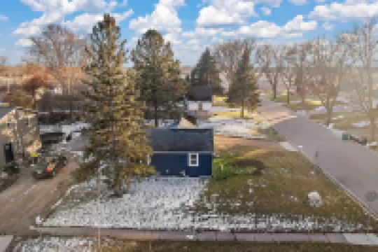Charming 2-bedroom cottage in delightful Willmar with WiFi, AC