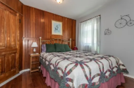 Lakefront, awesome views, water access, center strip, private, parking.