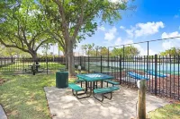 Bayfront Townhouse w/Heated Pool, HotTub, Beach, Marina, tiki bars w/live music