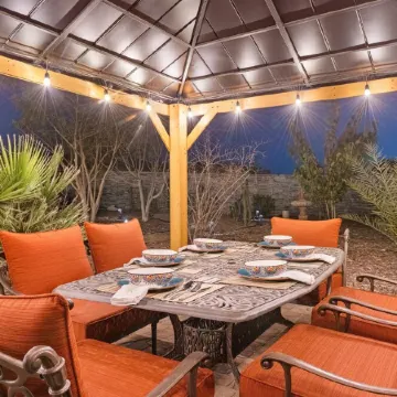 ~The Hummingbird House~  Sauna, Two King Beds, Mountain Views!