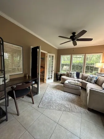 Boaters paradise.WALK TO YOUR VESSEL and eat at Marker 244. Отели рядом с достопримечательностью «Парк Лайв Окс»