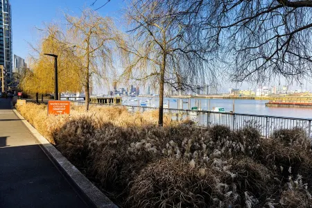 Peninsula Life: Stylish Greenwich 1Bed Flat Отели рядом с достопримечательностью «Барьер Темзы»