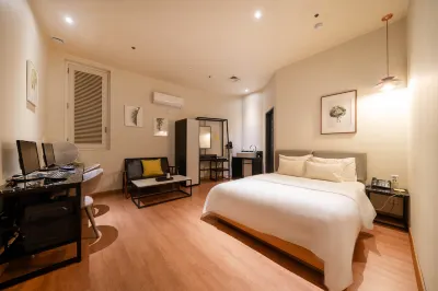 Yellow 8 Hotel