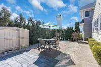 10Minutes walk to beach with Linens + Towels & Game Room