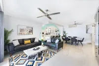 Zen at Arkaba 3Br Luxury Waterfront Apt Pool + BBQ - Hot Tub