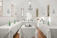 The Convent Hunter Valley Hotel فنادق في لوفديل