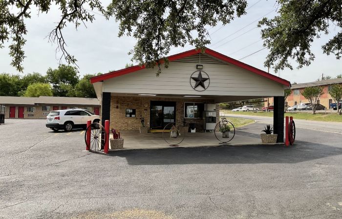 Glen Rose Inn and Suites