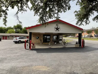 Glen Rose Inn and Suites Hotels near Outlaw Gas Station