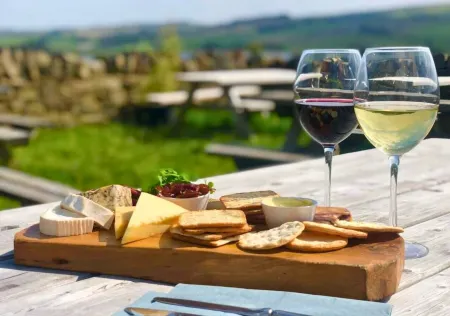 The Boshaw Trout Отели рядом с достопримечательностью «Honley Wood»