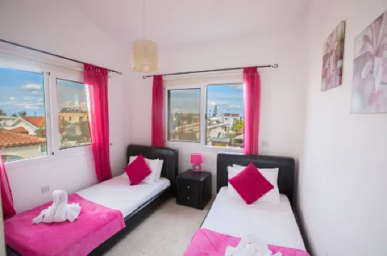 Protaras Holiday Villa Ds54 / 3 Bedroom Villa in the Center