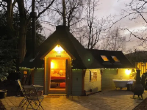 1-Bed Cabin, 2 Adults, Outdoor Bath & Wood Burner Hotels in 