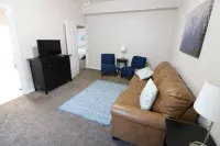 5 Mins to Mass Ave -Workspace, Smart TV & AC