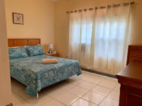 S2 BP Steps to Beach Hoteles en West Bay