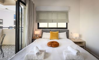 Stylish 2Bd Bauhaus Apt w Balcony