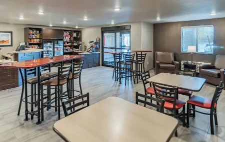 My Place Hotel-Phoenix East Mesa AZ Отели рядом с достопримечательностью «Суперстишен Гейтуэй Запад»