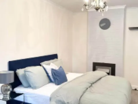 4 Bed House-Garden-Parking-15 Min Elizabeth Line Hotels in Dagenham