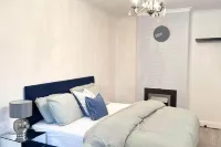 4 Bed House-Garden-Parking-15 Min Elizabeth Line Hotels in Dagenham