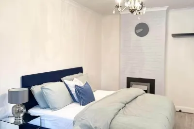 4 Bed House-Garden-Parking-15 Min Elizabeth Line Hotels in Romford