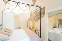 Romantic Escape City Centre with Jacuzzi & Parking by Rent All Como