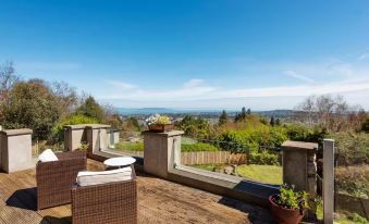 Charming 6-Bed Escape- Balconies & Panoramic Views