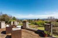 Charming 6-Bed Escape- Balconies & Panoramic Views