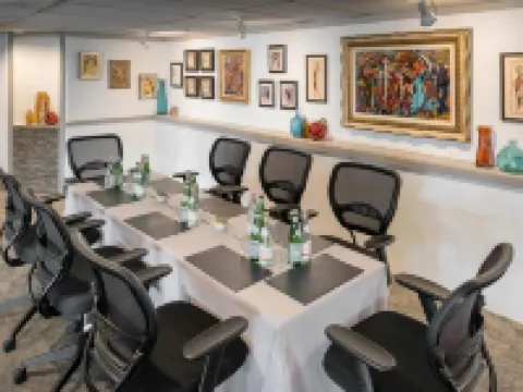 Newport Beach Hotel & Suites Hotels in Middletown