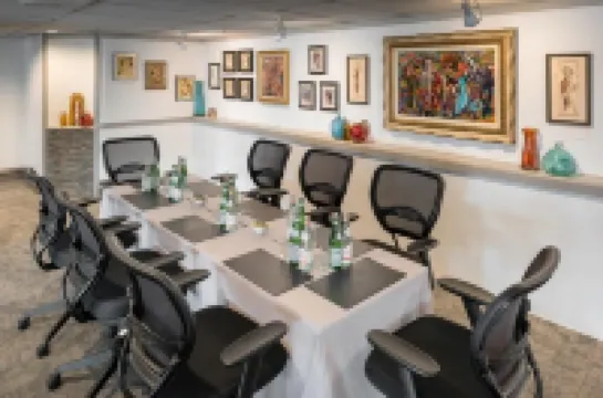 นิวพอร์ตบีช โฮเทลแอนด์สวีทส์