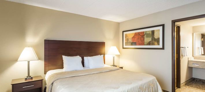Quality Suites Milwaukee Airport Hotels in Milwaukee