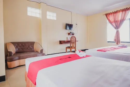 RedDoorz Syariah Near Kebun Raya Liwa Hotels in Batu City