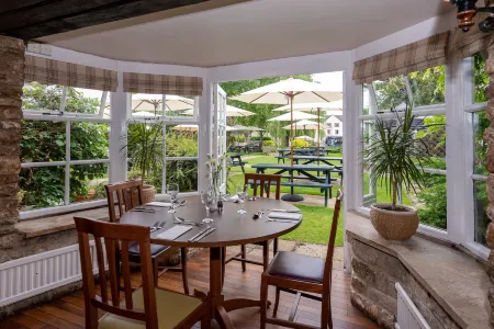 Corinium Hotel & Restaurant Отели в г. Сайренсестер