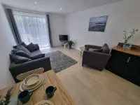 360 Serviced Accommodations - Waterfront Retreat - Modern Apartment