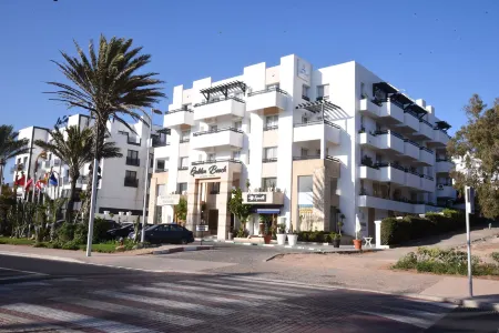 Golden Beach Appart'Hotel Отели рядом с достопримечательностью «Promenade Agadir Bay»