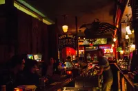 McMenamins White Eagle Saloon and Rock & Roll Hotel - ที่มีบาร์