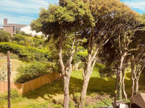 Family 4-Bed Apartment in Dawlish with Sea View