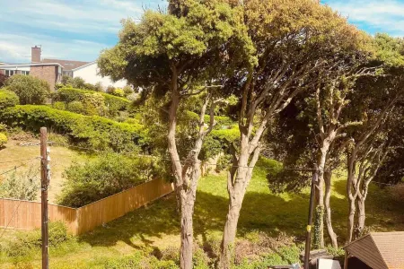 Family 4-Bed Apartment in Dawlish with Sea View Отели в г. Долиш