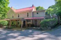 Moore House Inn & Cabins Отели в г. 