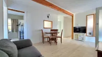 Lovely 2 - Bedroom Unit with Free Parking