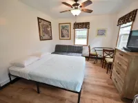 Two Bed Two Bathroom Cabin with Kitchenette Area Hotels in Williams Bay