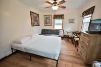 Two Bed Two Bathroom Cabin with kitchen area
