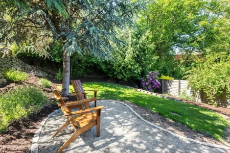 Family-friendly 2 bed home with yard in West Seattle Отели рядом с достопримечательностью «Алки Пойнт Лайтхаус»