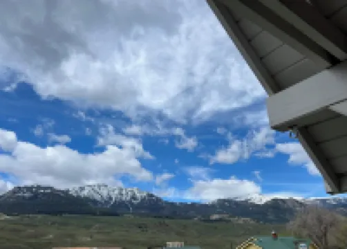 Large home next to Yellowstone Nat Park with mountain views